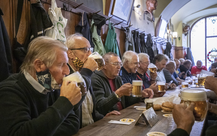 Маски приходится снимать. Фото Getty