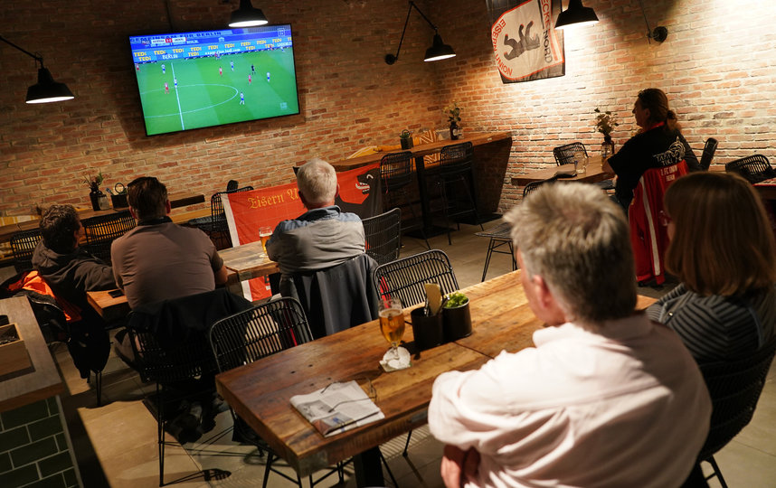 В Германии соблюдают дистанцию между посетителями. Фото Getty