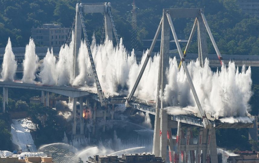 Взрыв моста в Генуе (Италия). Фото AFP