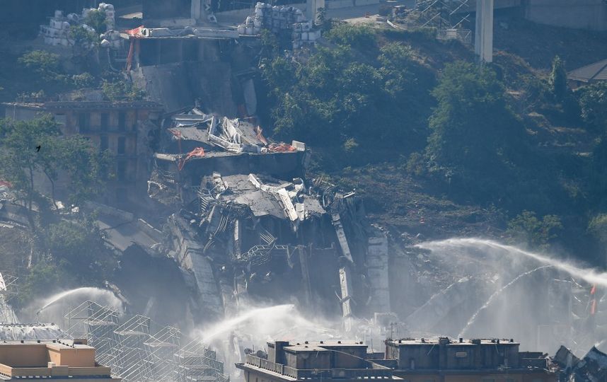 Взрыв моста в Генуе (Италия). Фото AFP