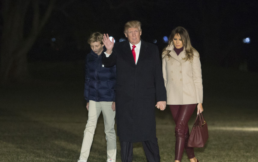 Дональд Трамп с женой Меланией и сыном Бэрроном. Фото Getty