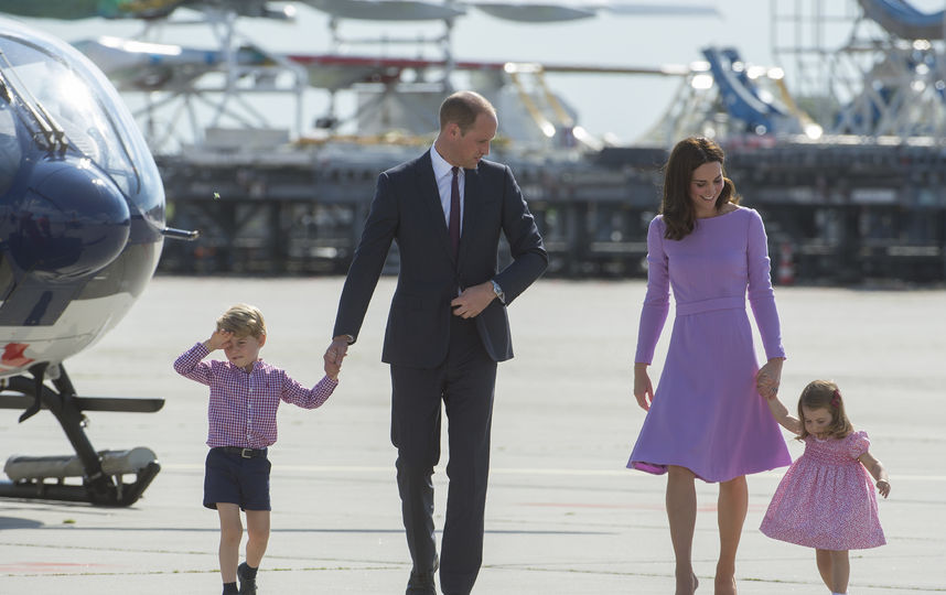 Принцесса Шарлотта с братом Джорджем и родителями. Фото Getty