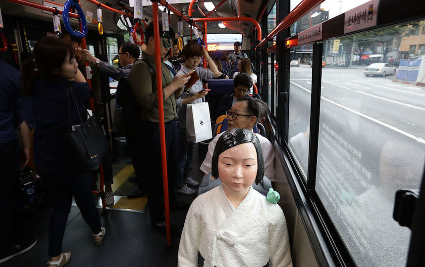 Скульптуры "женщин для утешения". Фото Getty