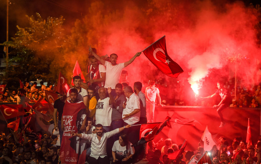 Стамбул ликует: Имамоглу победил на выборах мэра. Фото