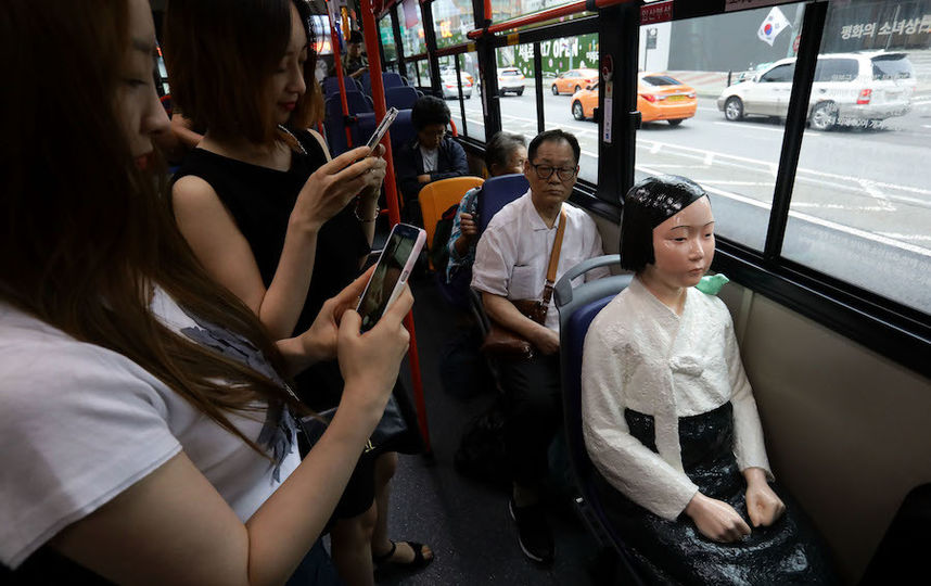 Скульптуры "женщин для утешения". Фото Getty