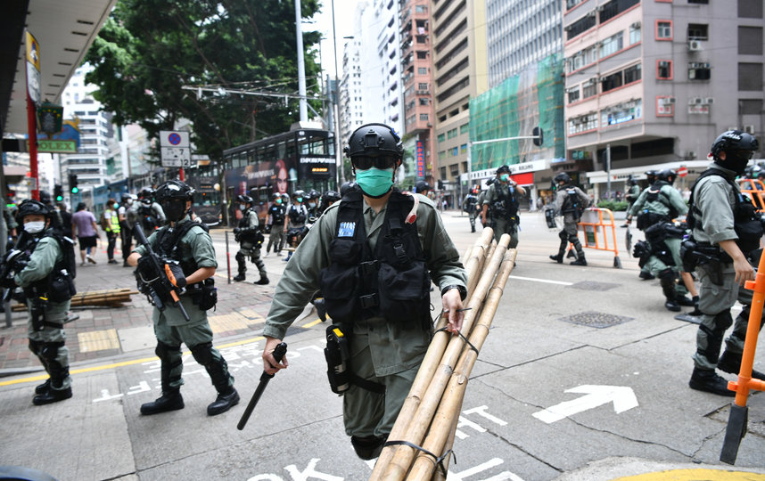 Для разгона демонстрантов полиция применила слезоточивый газ и водомёты. Фото AFP