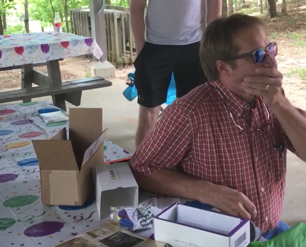 Страдающий дальтонизмом мужчина впервые увидел мир в цвете и не смог сдержать слёз