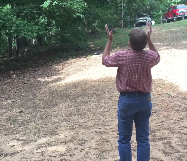 Мужчина впервые увидел мир в цвете. Фото delila smelcer, Скриншот Youtube