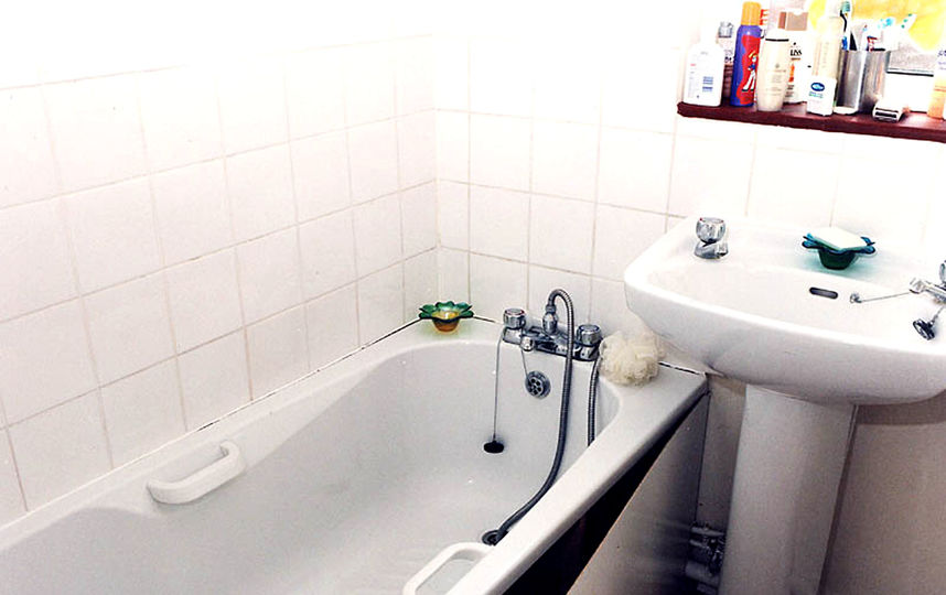 В Германии страдающая от ожирения женщина застряла в ванной и погибла через десять дней