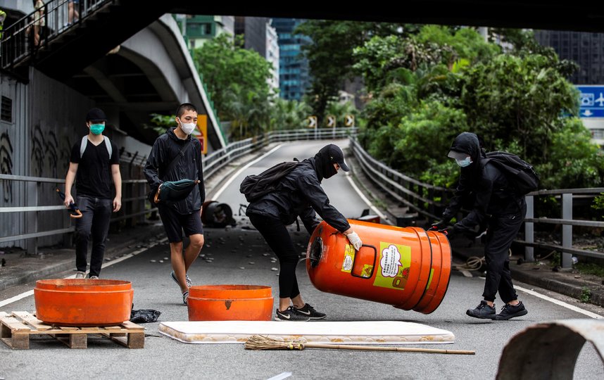 поводом для демонстраций стало намерение властей принять закон об обеспечении национальной безопасности. Фото AFP