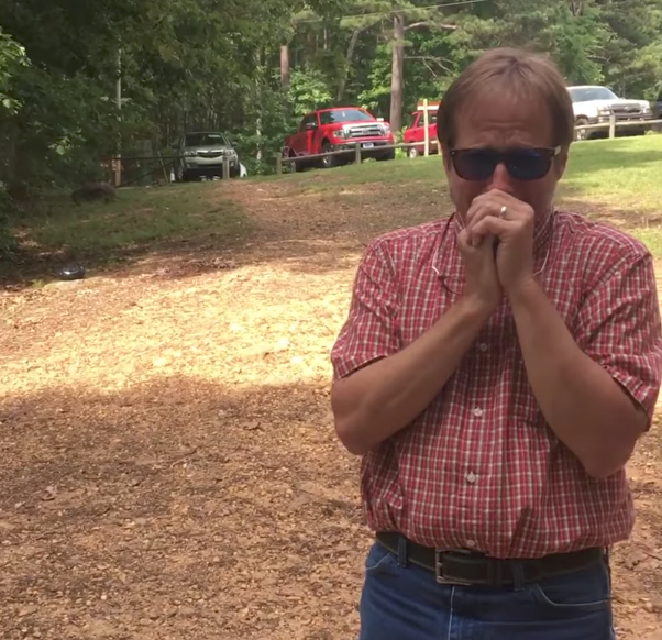 Мужчина впервые увидел мир в цвете. Фото delila smelcer, Скриншот Youtube