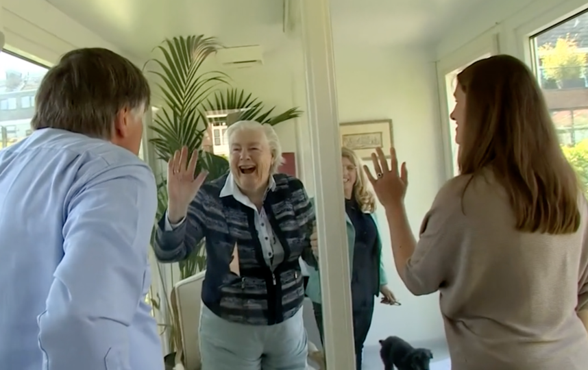 Стеклянный "заслон" помогает обезопасить от вируса пожилых людей. Фото Скриншот видео BBC.