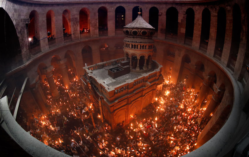 Тысячи верующих дождались сошествия огня в Иерусалиме. Фото AFP