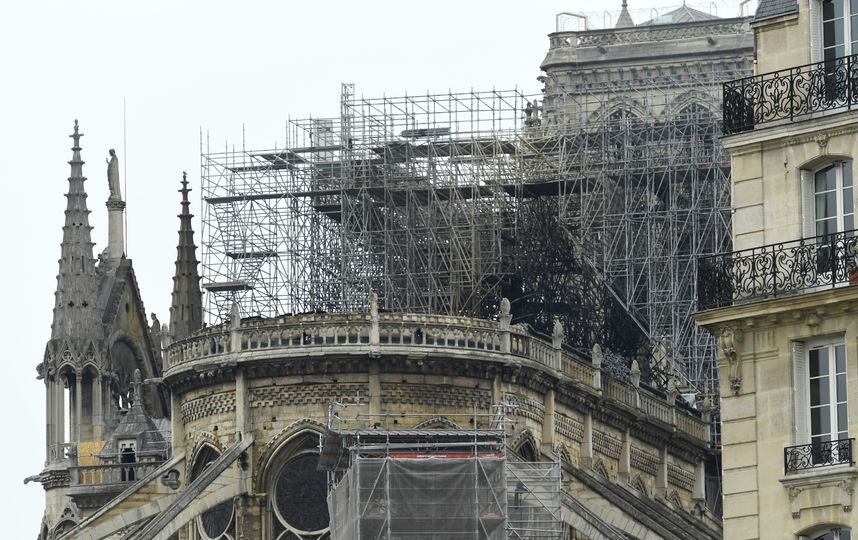 У собора Парижской Богоматери обрушились шпиль, часы и крыша. Фото AFP