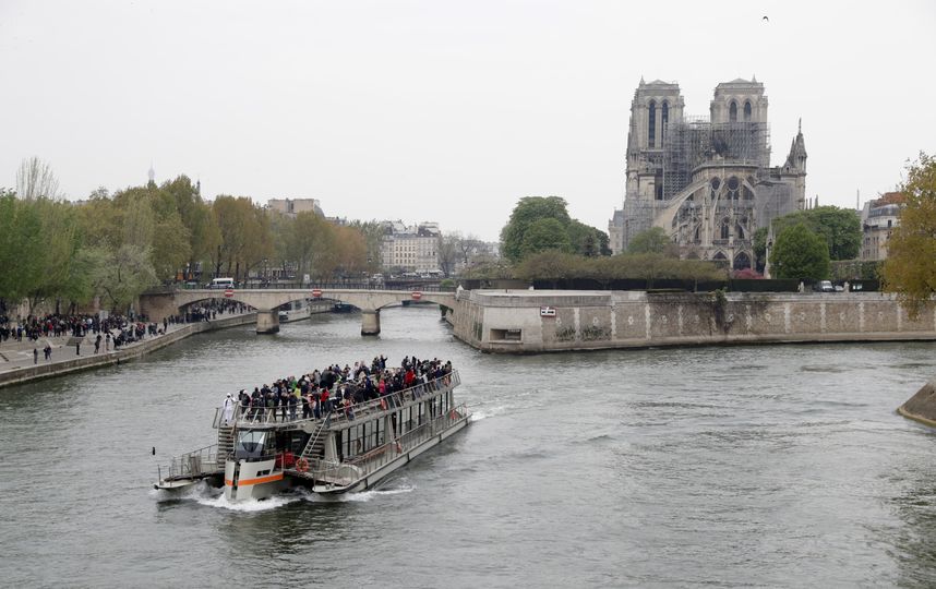 У собора Парижской Богоматери обрушились шпиль, часы и крыша. Фото AFP
