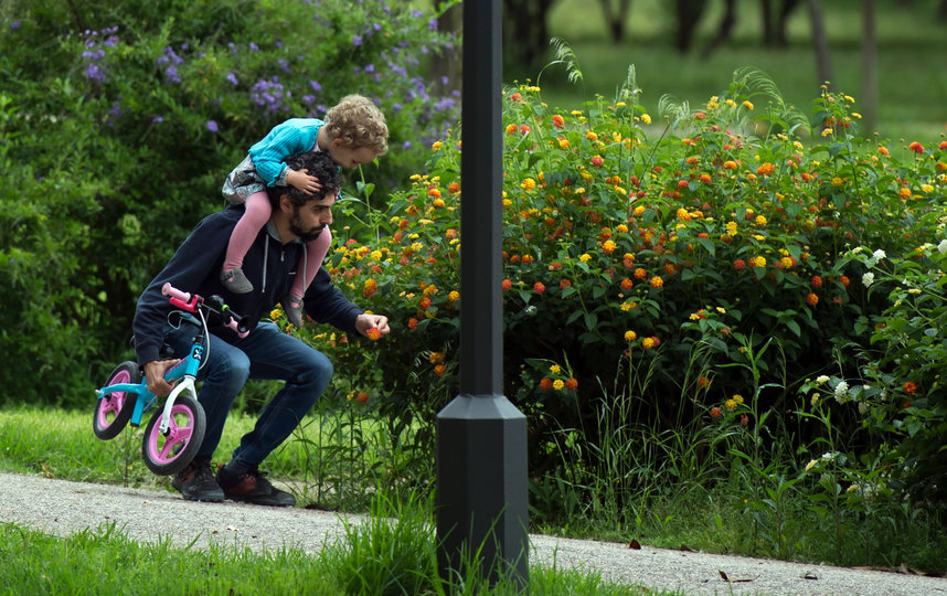 В Испании дети младше 14 лет вышли на улицу спустя 6 недель изоляции. Фото AFP