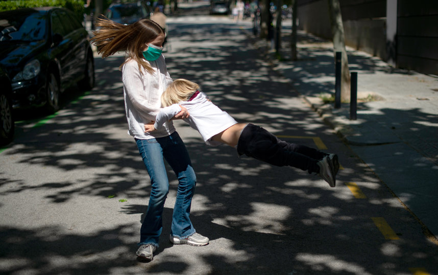 В Испании дети младше 14 лет вышли на улицу спустя 6 недель изоляции. Фото AFP