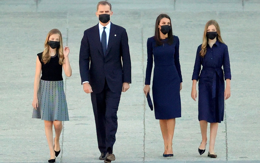 Король Испании Филипп VI с супругой Летицией и детьми. Фото AFP