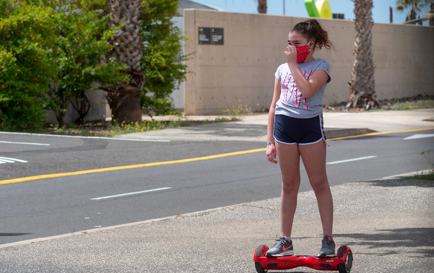 В Испании дети младше 14 лет вышли на улицу спустя 6 недель изоляции. Фото AFP