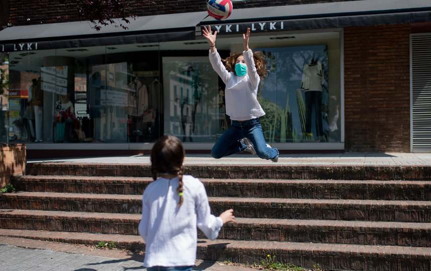 В Испании дети младше 14 лет вышли на улицу спустя 6 недель изоляции. Фото AFP