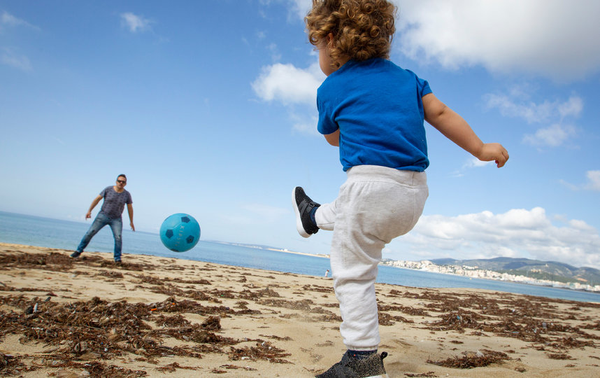 В Испании дети младше 14 лет вышли на улицу спустя 6 недель изоляции. Фото AFP