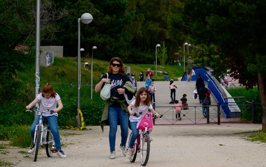 В Испании дети младше 14 лет вышли на улицу спустя 6 недель изоляции. Фото AFP