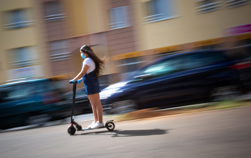 В Испании дети младше 14 лет вышли на улицу спустя 6 недель изоляции. Фото AFP