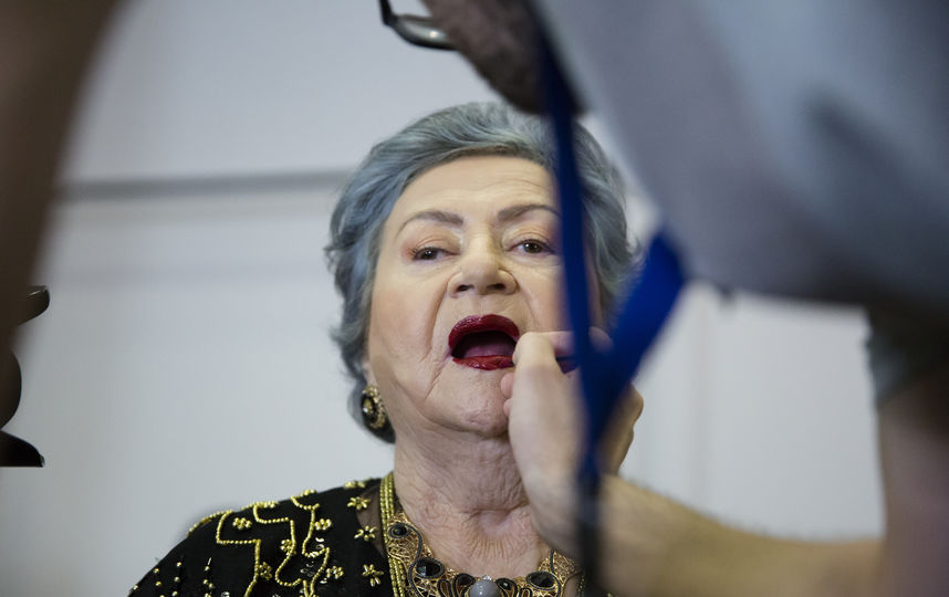 Гримёры готовят участниц конкурса красоты к выходу на подиум. Полина Ллучин, 81 год. Фото Getty