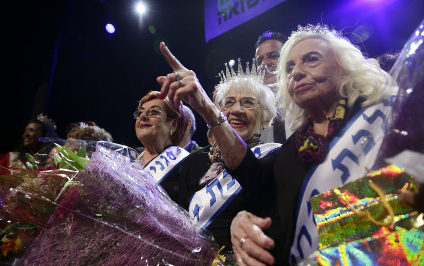 Участницы конкурса на подиуме. Фото Getty