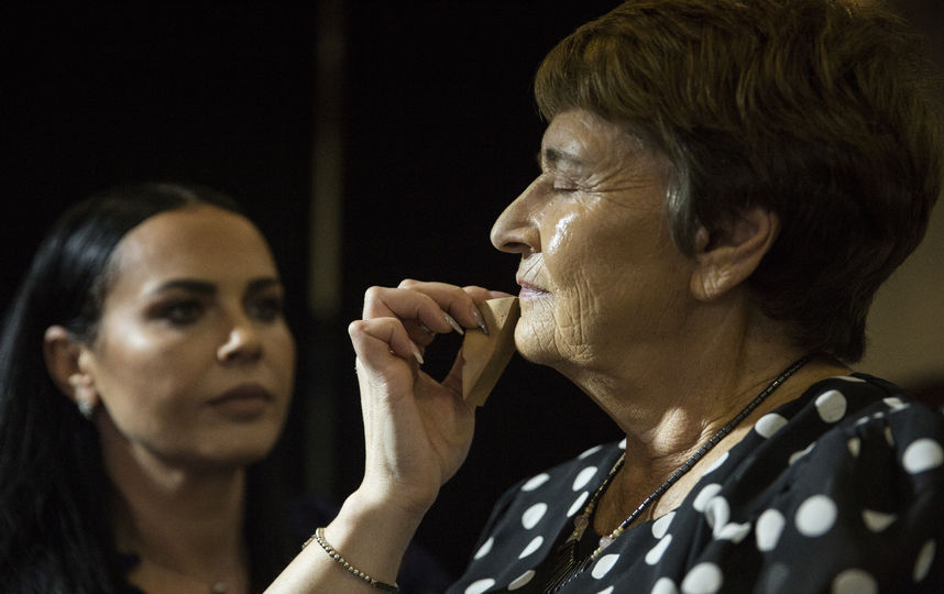 Гримёры готовят участниц конкурса красоты к выходу на подиум. Фото Getty