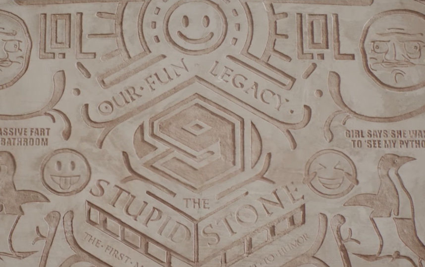 Самые смешные мемы человечества нанесли на 24-тонную каменную плиту. Фото 9GAG TV, Скриншот Youtube