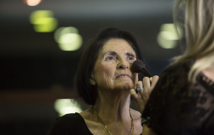 Гримёры готовят участниц конкурса красоты к выходу на подиум. Фото Getty