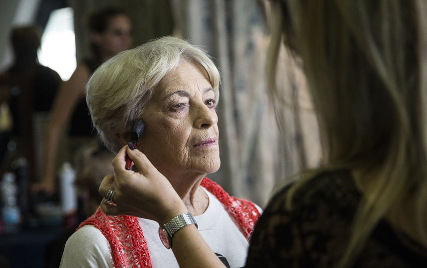 Гримёры готовят участниц конкурса красоты к выходу на подиум. Фото Getty