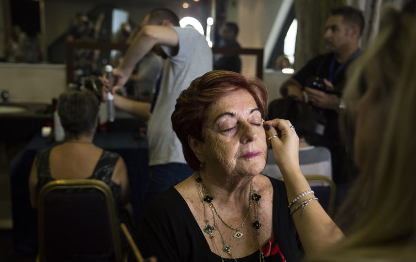 Гримёры готовят участниц конкурса красоты к выходу на подиум. Фото Getty