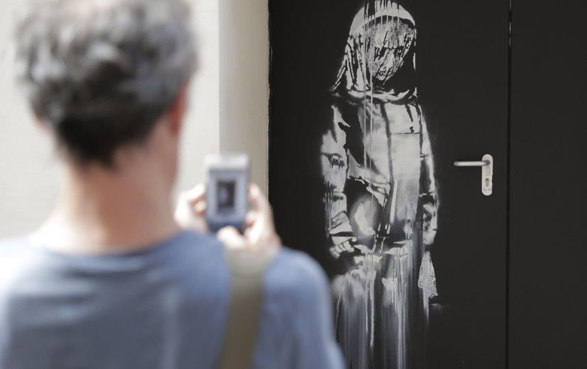 Картина была написана Бэнкси в память о жертвах теракта, произошедшего в концертном зале "Батаклан" в 2015 году. Фото AFP