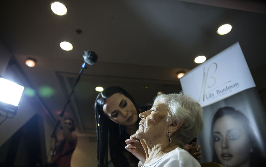 Гримёры готовят участниц конкурса красоты к выходу на подиум. Фото Getty