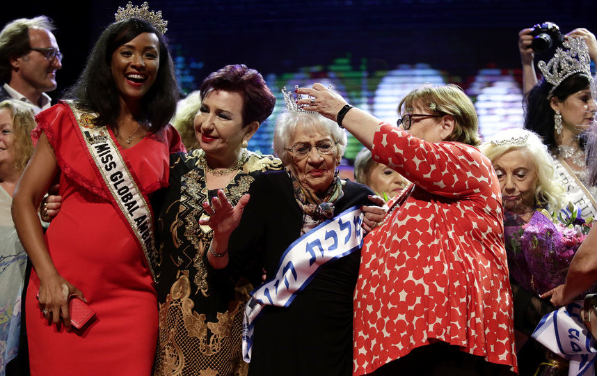 Участницы конкурса на подиуме. Фото Getty