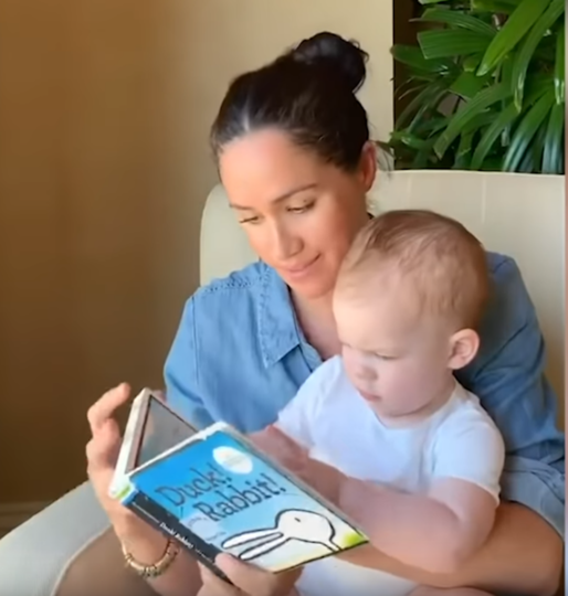 Меган с Арчи на видео, которое пара показала в мае. Фото скриншот с видео