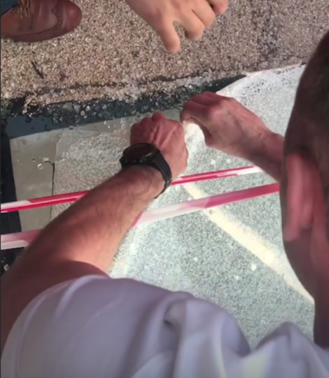 Стекло покрылось многочисленными трещинами в виде паутинки. Фото Скриншот https://www.instagram.com/vitaliyklitschko/