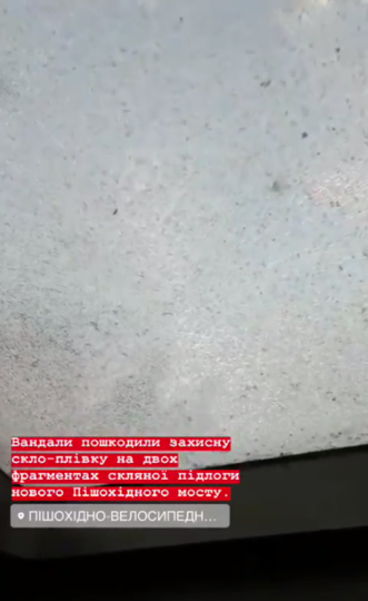 Стекло покрылось многочисленными трещинами в виде паутинки. Фото Скриншот https://www.instagram.com/vitaliyklitschko/