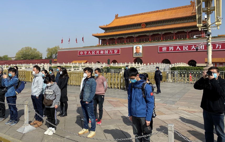 Жители страны почтили память умерших от Covid-19 тремя минутами молчания. Фото AFP