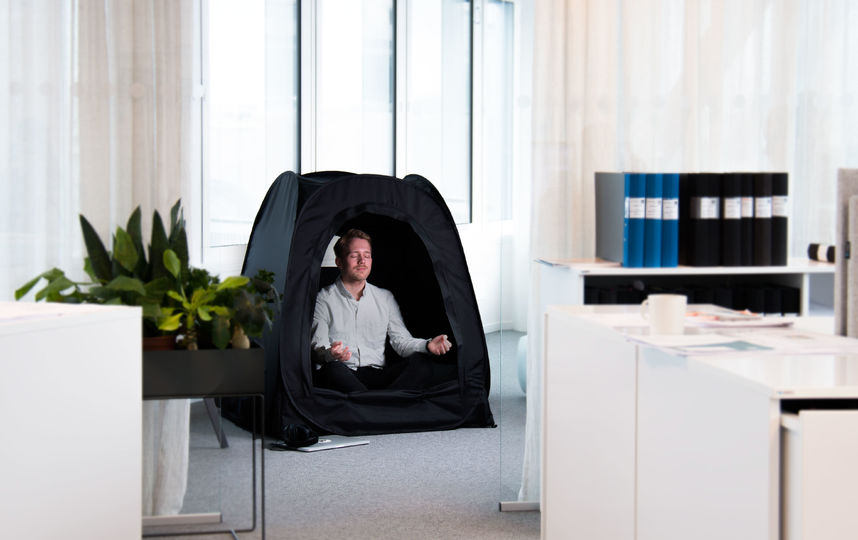 В офисе никого не удивит человек, развернувший палатку. Фото Pause pod