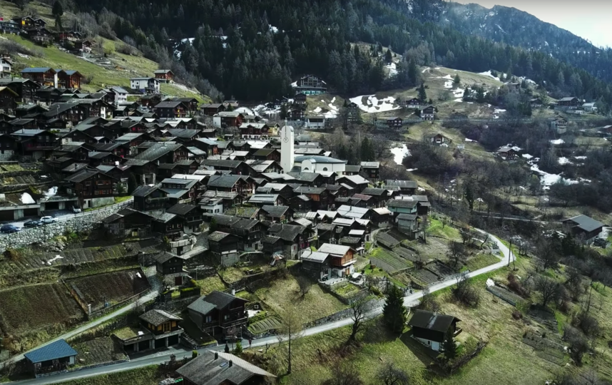 Деревня Альбинен. Фото  Gerhard Mathieu, Скриншот Youtube