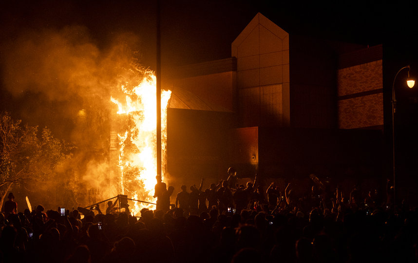 Поджог полицейского участка в Миннеаполисе 28 мая 2020 года. Фото Getty