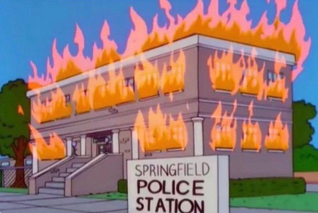 Поджог полицейского участка в "Симпсонах". Фото Скриншот YouTube , Скриншот Youtube