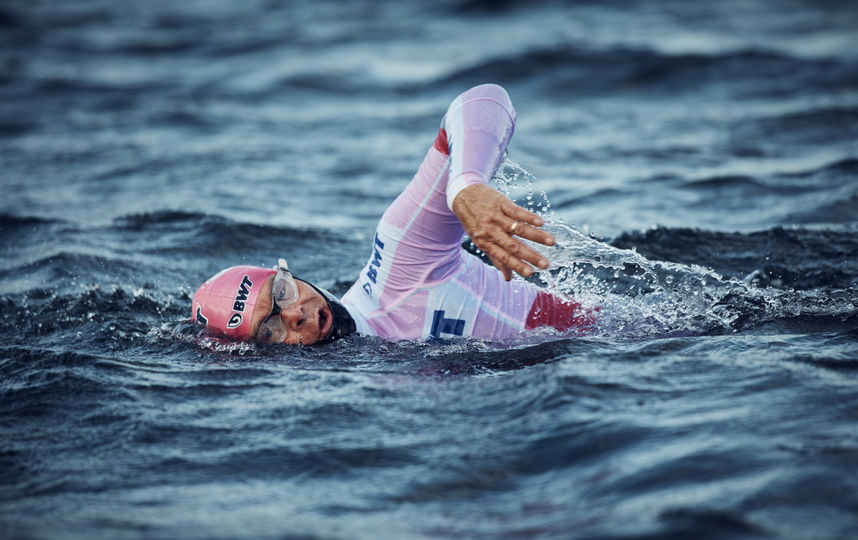 Швейцарца, который переплывает Байкал, на финише встретят печёночными котлетами