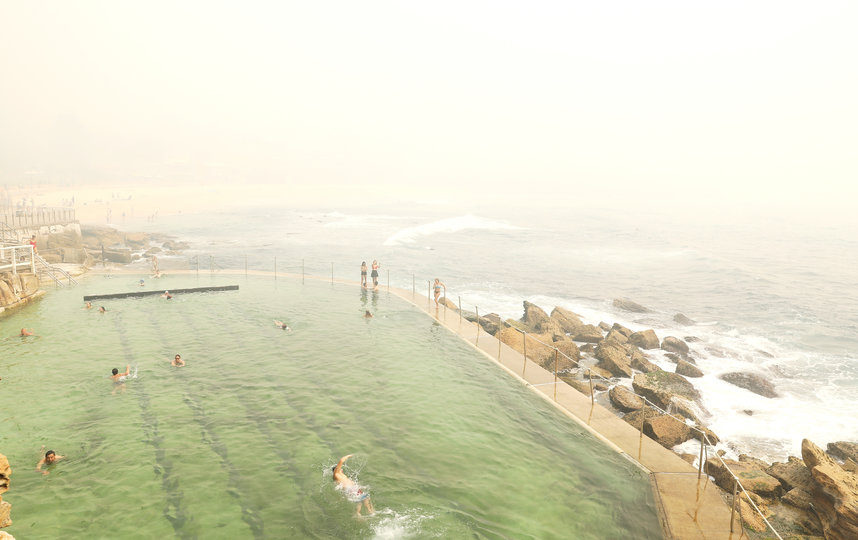 Австралийский Сидней накрыло густым смогом от лесных пожаров на востоке страны. Фото Getty