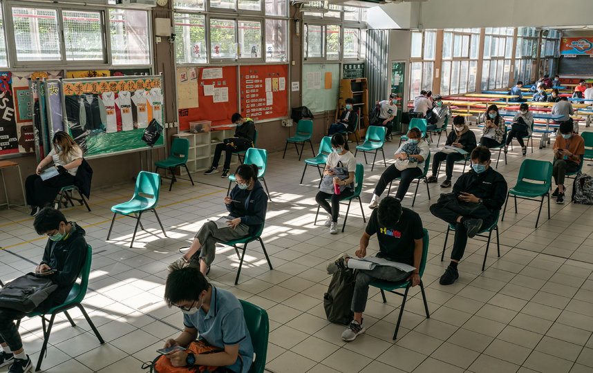 Старшеклассники не обязаны носить шляпы, однако за их социальным дистанцированием также внимательно следят. Фото Getty