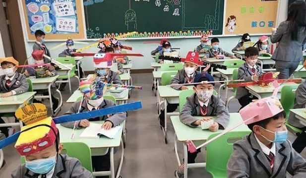В Китае ученики носят "метровые" шляпы