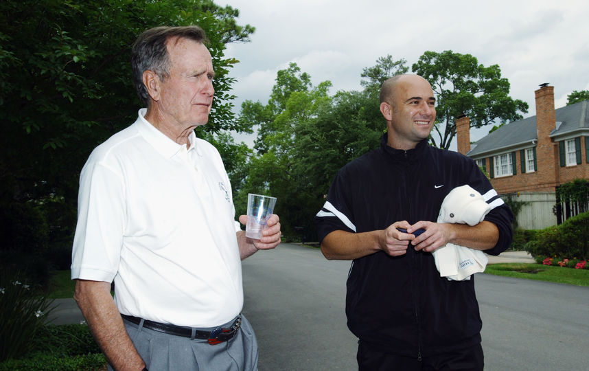 Буш-старший и выдающий американский теннисист Андре Агасси, 2003-й год. Фото Getty